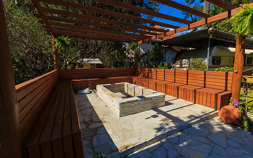 Side yard retaining wall concept